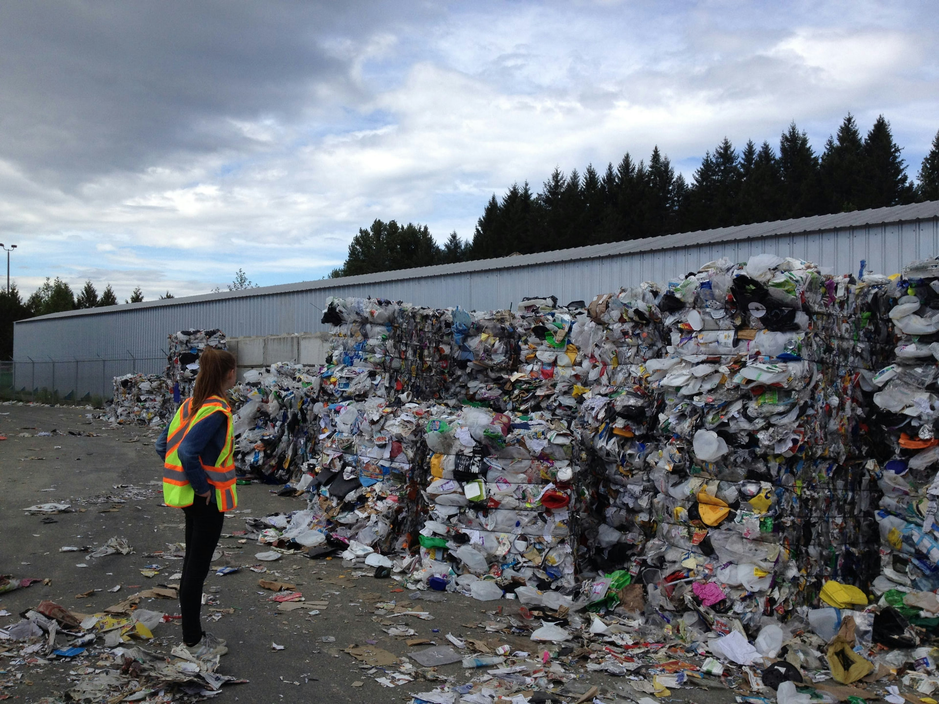 Balles de déchets recyclables triées sur une plateforme de tri professionnelle